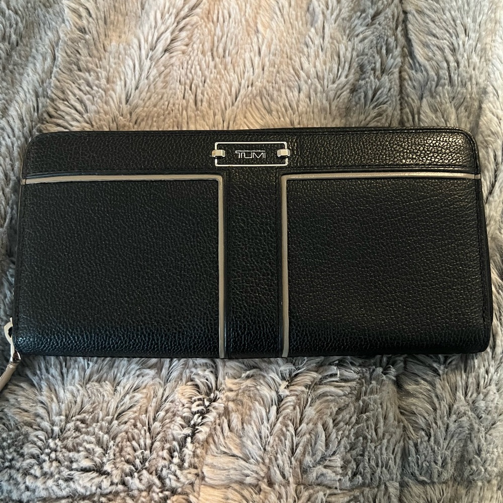 Brand New Tumi Chelase Zip Around Black Wallet